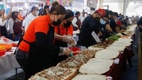 Sejumlah warga Meksiko berpartisipasi dalam sebuah acara untuk membuat rekor baru sandwich terpanjang yang pernah dibuat.