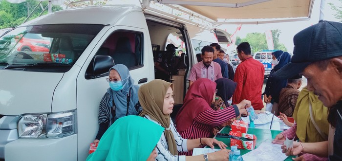 Warga memanfaatkan layanan Dukcapil saat Sambang Warga di Desa Wonoboyo