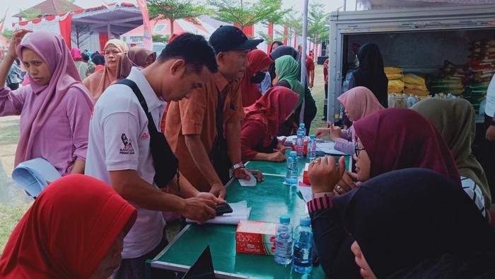 Warga memanfaatkan layanan Dukcapil saat Sambang Warga di Desa Wonoboyo
