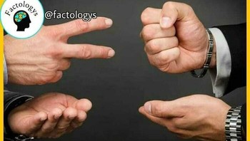 Kalau main batu, gunting, kertas, mulailah dengan kertas. Kebanyakan orang akan memulai dengan batu karena itu bentuk yang paling mudah dibuat tangan. Foto: factologys via Bored Panda