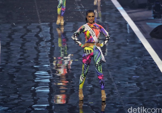 Sayangnya Vina Anggi Sitorus belum berhasil membawa pulang mahkota Miss Universe Indonesia 2023. Pada babak top 3, Vina kalah dari Fabienne.  Foto: Pradita Utama