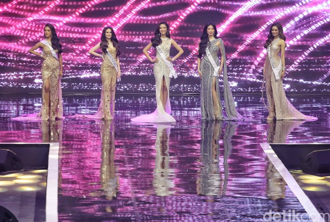 Pada malam final Miss Universe Indonesia 2023, Poppy Capella sebagai National Director Miss Universe Indonesia bertindak sebagai juri. Ada juga sejumlah figur publik sebut saja Marcella Zalianty, Cathy Sharon, dan Caren Delano. Mereka lah yang menyeleksi 30 finalis menjadi top 5 Miss Universe 2023. Foto: Pradita Utama