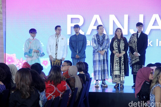 Enam desianer Indonesia di Gelar Batik Nusantara 2023, di antaranya Didi Budiardjo, Chossy Latu, Wilson Willim, Hutama Adi, Priyo Oktaviano dan Ghea Panggabean. Foto: Mohammad Abduh/detikcom.
