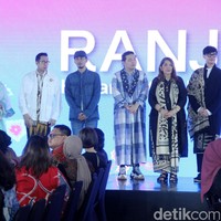 Enam desianer Indonesia di Gelar Batik Nusantara 2023, di antaranya Didi Budiardjo, Chossy Latu, Wilson Willim, Hutama Adi, Priyo Oktaviano dan Ghea Panggabean. Foto: Mohammad Abduh/detikcom.