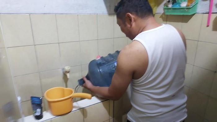 Seorang warga Lidah Wetan, Kecamatan Lakarsantri, Surabaya, Wibi mengeluhkan air PDAM yang sering mati. Air hanya mengalir jam 1 atau jam 2 pagi.