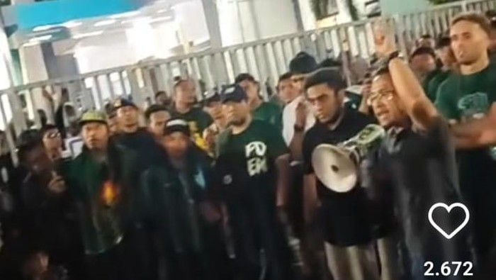 Aji Santoso saat menemui Bonek yang demo usai kekalahan Persebaya dengan Persikabo.