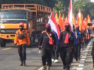 Tuntut Upah Naik 15%, Puluhan Buruh Lanjutkan Longmarch Bandung-Jakarta