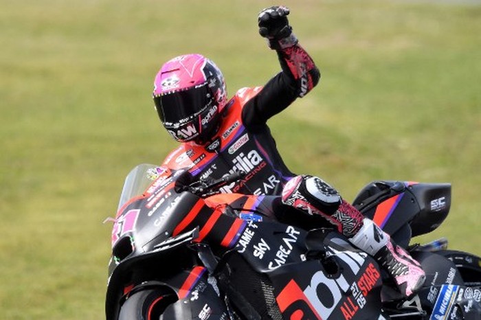 Aprilia Racing Team Spanish rider Aleix Espargaro waves after setting the second best times 131.069 during the 2nd free practice session ahead of the French MotoGP Grand Prix race of the French motorcycling Grand Prix, in Le Mans, northwestern France, on May 12, 2023. (Photo by JEAN-FRANCOIS MONIER / AFP)