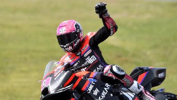 Aprilia Racing Team Spanish rider Aleix Espargaro waves after setting the second best times 131.069 during the 2nd free practice session ahead of the French MotoGP Grand Prix race of the French motorcycling Grand Prix, in Le Mans, northwestern France, on May 12, 2023. (Photo by JEAN-FRANCOIS MONIER / AFP)
