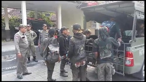 Satpol PP Badung di wilayah Kuta memulangkan belasan anak punk setelah ditemukan tidur di pinggir jalan, Jumat (4/8/2023).