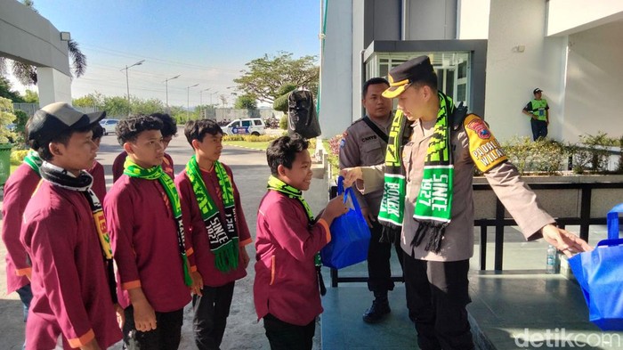 Anak yatim di Surabaya tonton Persebaya di Stadion GBT
