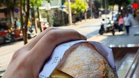 Momennya menikmati sandwich juga dibagikan oleh Arya Vasco. Isiannya tampak penuh, seperti telur rebus, tomat, dan tuna. Foto: Instagram @aryavasco