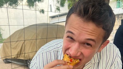 Arya Vasco, Pacar Cinta Laura Ini Hobi Jajan Burger hingga Pizza