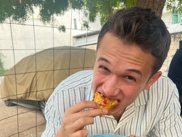 Arya Vasco, Pacar Cinta Laura Ini Hobi Jajan Burger hingga Pizza