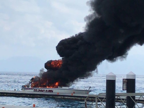 Asap hitam membumbung saat sebuah kapal cepat atau speedboat terbakar di Pelabuhan Banjar Nyuh, Desa Ped, Nusa Penida, Klungkung, Bali, Jumat (4/8/2023).