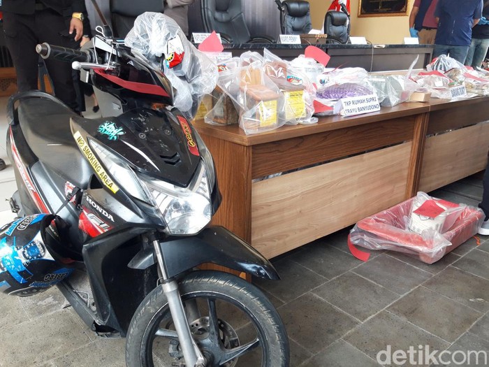 Barang bukti kotak amal yang disita Densus 88 Anti Teror dari penangkapan tersangka teroris di Boyolali dan Sukoharjo, ditampilkan saat konferensi pers di Mapolresta Solo, Jumat (4/8/2023).