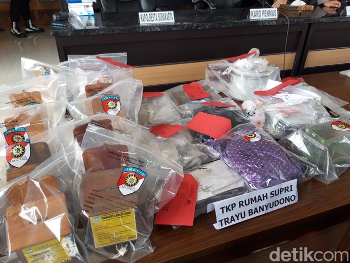Barang bukti kotak amal yang disita Densus 88 Anti Teror dari penangkapan tersangka teroris di Boyolali dan Sukoharjo, ditampilkan saat konferensi pers di Mapolresta Solo, Jumat (4/8/2023).