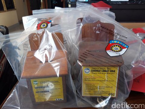 Barang bukti kotak amal yang disita Densus 88 Anti Teror dari penangkapan tersangka teroris di Boyolali dan Sukoharjo, ditampilkan saat konferensi pers di Mapolresta Solo, Jumat (4/8/2023).