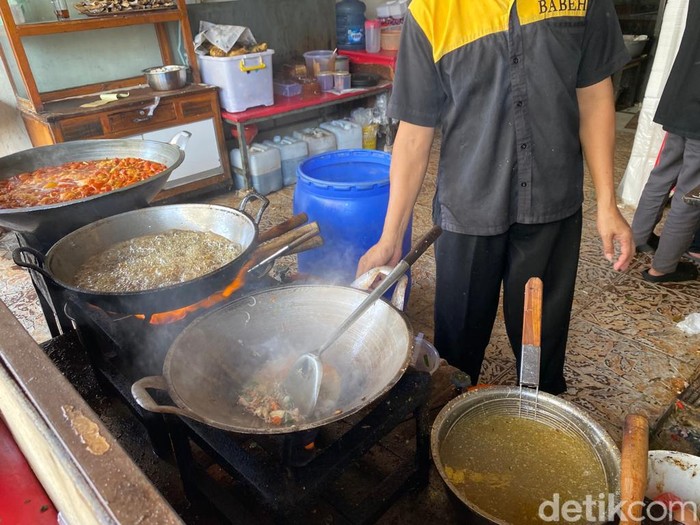 Bikin Nagih! Di Sini Ayam Goreng Ditimbun Bawang Goreng yang Gurih Wangi Bikin Nagih! Di Sini Ayam Goreng Ditimbun Bawang Goreng yang Gurih Wangi