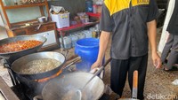 Padahal tempat makan ini jauh dari kata modern dan mewah. Sekilas bahkan tempatnya mirip seperti rumah makan jadul dengan meja dan kursi plastik seadanya.  Foto: detikFood