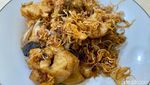 Bikin Nagih! Di Sini Ayam Goreng Ditimbun Bawang Goreng yang Gurih Wangi