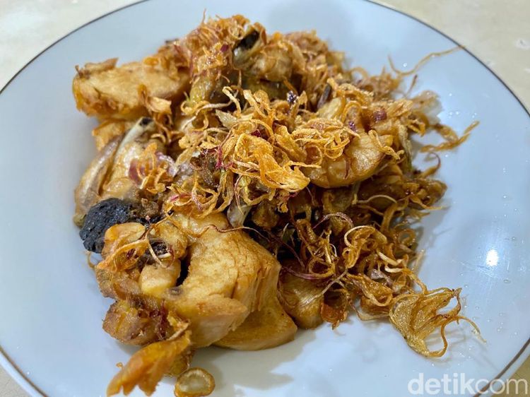 Bikin Nagih! Di Sini Ayam Goreng Ditimbun Bawang Goreng yang Gurih Wangi