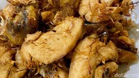 Menu Ayam Goreng Bawang seporsinya cuma Rp 35.000 saja. Fungsi ayam goreng di Waroeng Lalapan Babeh seperti menggantikan serundeng dari kelapa atau lengkuas.  Foto: detikFood