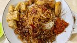 Bikin Nagih! Di Sini Ayam Goreng Ditimbun Bawang Goreng yang Gurih Wangi