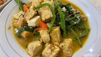 Begitu juga dengan menu sayur Kangkung Tumis Tempe Tahu. Dibuat menggunakan bumbu halus rahasia sehingga rasanya berbeda. Foto: detikFood