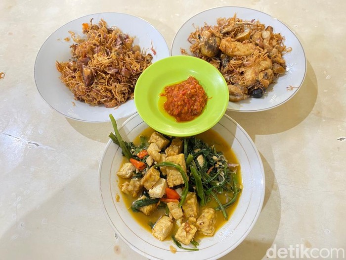 Bikin Nagih! Di Sini Ayam Goreng Ditimbun Bawang Goreng yang Gurih Wangi Bikin Nagih! Di Sini Ayam Goreng Ditimbun Bawang Goreng yang Gurih Wangi