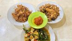 Bikin Nagih! Di Sini Ayam Goreng Ditimbun Bawang Goreng yang Gurih Wangi