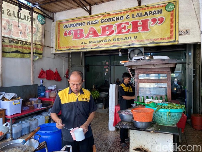 Bikin Nagih! Di Sini Ayam Goreng Ditimbun Bawang Goreng yang Gurih Wangi Bikin Nagih! Di Sini Ayam Goreng Ditimbun Bawang Goreng yang Gurih Wangi