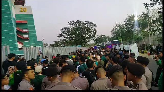 Bonek protes pemain dan manajemen