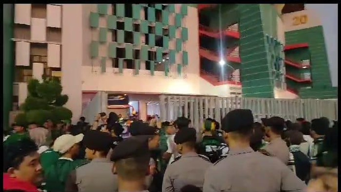 Bonek protes pemain dan manajemen
