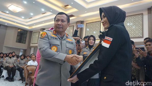 Briptu Tiara Nissa Zulbida kembali ke Polda Jatim usai menjalani pendidikan di Kepolisian Turki selama dua tahun. Di Turki, ia mengharumkan Indonesia.