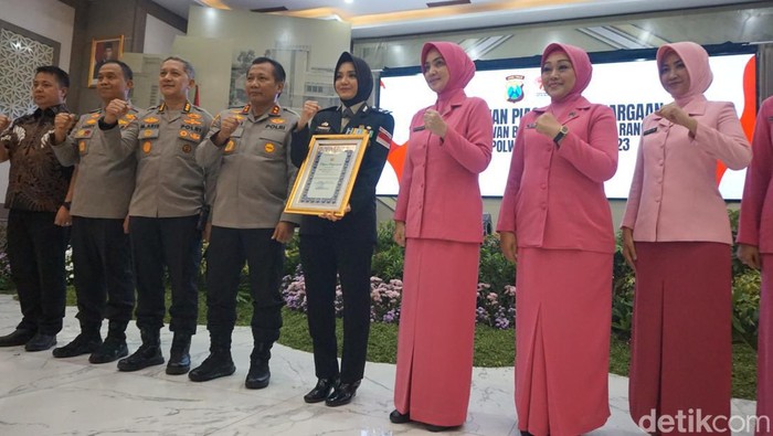 Briptu Tiara Nissa Zulbida kembali ke Polda Jatim usai menjalani pendidikan di Kepolisian Turki selama dua tahun. Di Turki, ia mengharumkan Indonesia.