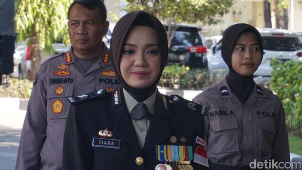 Briptu Tiara Nissa Zulbida kembali ke Polda Jatim usai menjalani pendidikan di Kepolisian Turki selama dua tahun. Di Turki, ia mengharumkan Indonesia.