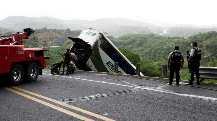Authorities work to remove a passenger bus that plunged off a highway killing several people, in Tepic, Mexico August 3,2023. REUTERS/Christian Ruano