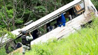 Sedikitnya 18 orang diperkirakan tewas dan 22 lainnya luka-luka dalam kecelakaan bus tersebut.
