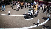 Polisi menjajal lintasan baru ujian SIM di Satpas SIM Daan Mogot, Jakarta Barat, Jumat (4/8/2023).  