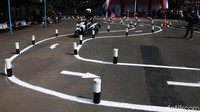 Sirkuit ini terpantau sama dengan desain yang dibagikan oleh Korlantas Polri. Di pinggir lintasan terlihat ada tabung yang dicat hitam-putih. Tabung itu tak tertancap ke tanah.  