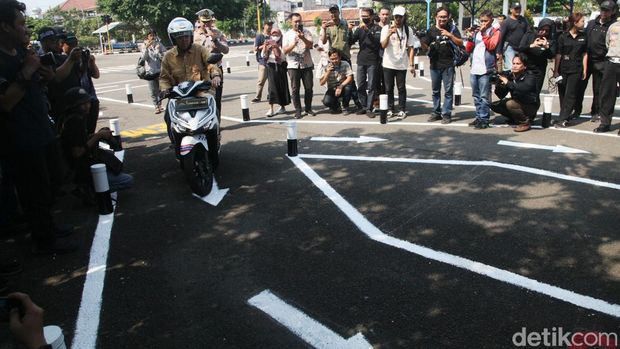 Korlantas Polri resmi mengubah sirkuit untuk ujian praktik pembuatan SIM C dari bentuk angka 8 menjadi huruf S. Begini bentuk lintasan barunya.