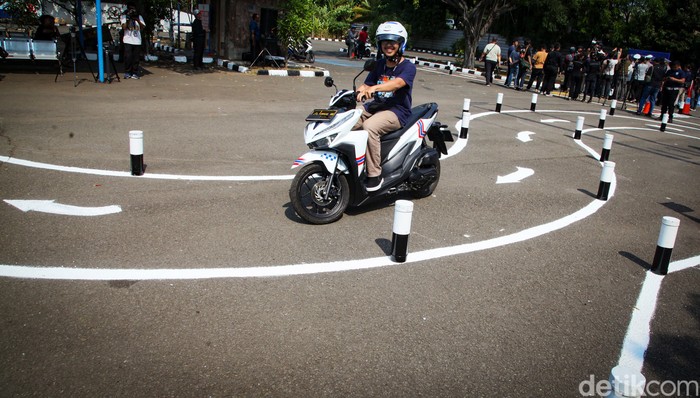 Korlantas Polri resmi mengubah sirkuit untuk ujian praktik pembuatan SIM C dari bentuk angka 8 menjadi huruf S. Begini bentuk lintasan barunya.