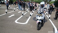 Peserta ujian juga akan menjalani simulasi melewati yellow box junction dan area rem.  