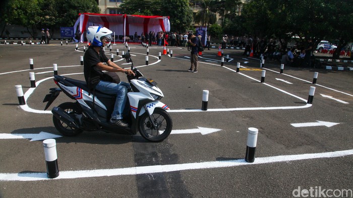 Korlantas Polri resmi mengubah sirkuit untuk ujian praktik pembuatan SIM C dari bentuk angka 8 menjadi huruf S. Begini bentuk lintasan barunya.