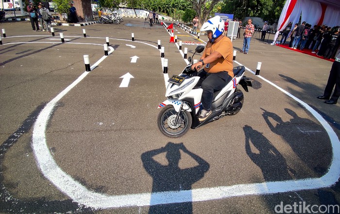 Korlantas Polri resmi mengubah sirkuit untuk ujian praktik pembuatan SIM C dari bentuk angka 8 menjadi huruf S. Begini bentuk lintasan barunya.