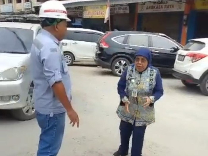 Camat Pasar ngamuk ke pekerja proyek IPAL yang menyebabkan jalan rusak dan berdebu