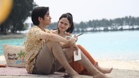 Pasangan remaja tersebut pun menghidupkan kembali kisah cinta yang dulu sempat ramai di era 80-an dengan gaya masa kini. Dok. MD Pictures