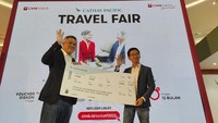 Direktur Consumer Banking CIMB Niaga Noviady Wahyudi (kiri) bersama Country Manager Cathay Pacific Indonesia Matthew Choi saat membuka Cathay Pacific Travel Fair 2023 di Jakarta, Jumat (4/8/2023). 