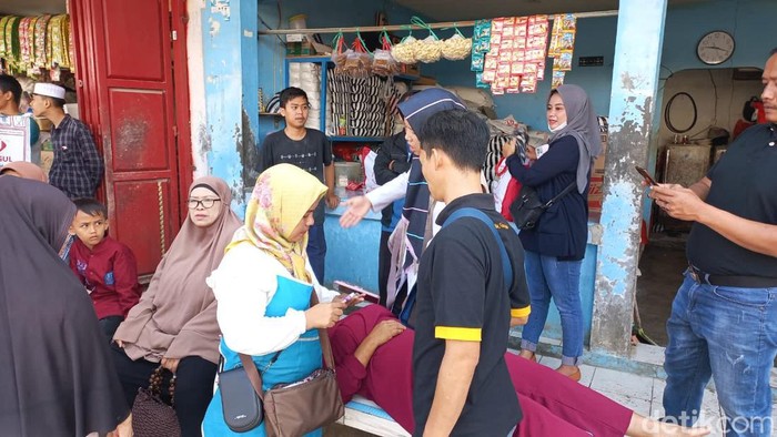 Cicih saat terbaring di Pasar Parungkuda, Kota Sukabumi, Jumat (4/8/2023).